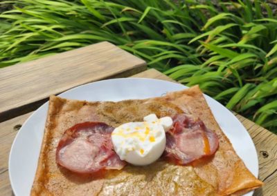 crepe-salee-du-moment-creperie-ty-gwechall-porspoder-e1684910698156-400x284